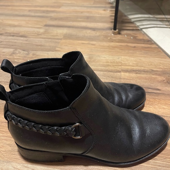 Booths - Picture 3 of 6